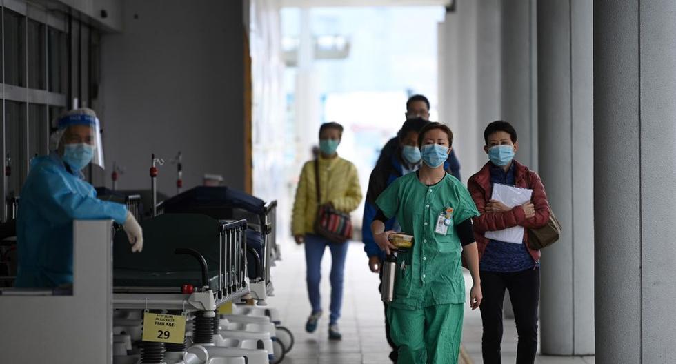 Imagen donde se ve al personal médico en las afueras del Hospital Princess Margaret en Hong Kong, donde se reportó la segunda muerte por coronavirus. (Archivo / AFP)