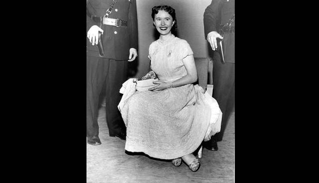 En los años cincuenta, la fotógrafa Mary Joe Connolly modeló un vestido de perlas que, en esa época, tenía un costo de U$S 100 mil. Hoy, la pieza está valuada en U$S 500 mil. (Foto: Wikimedia Commons)