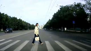 YouTube: la tendencia de los rusos de cruzar la pista sin mirar