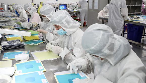 Esta foto tomada el 16 de junio de 2020 muestra a los trabajadores que producen chips LED en una fábrica en Huaian, en la provincia oriental china de Jiangsu. (Foto de AFP)