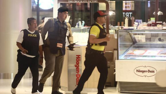 La policía de Tailandia asegura el centro comercial Siam Paragon en Bangkok el 3 de octubre de 2023, tras un tiroteo. (Foto de Jack TAYLOR / AFP).