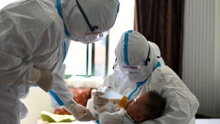 Los niños que cuidan las “madres del coronavirus” en China