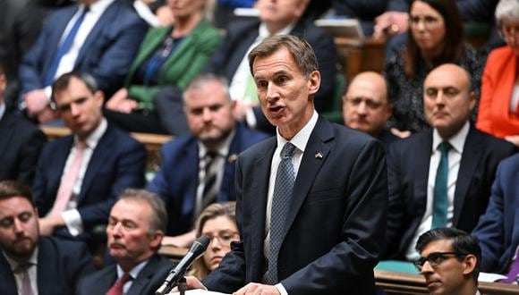 El canciller de Hacienda de Gran Bretaña, Jeremy Hunt, hace una declaración sobre el presupuesto de otoño en la Cámara de los Comunes de Londres el 17 de noviembre de 2022. (Foto de Jessica TAYLOR / Parlamento del Reino Unido / AFP)