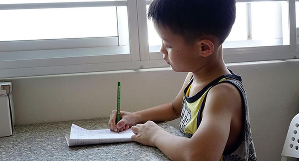 Niño realizando sus tareas escolares. (Foto: Pixabay)