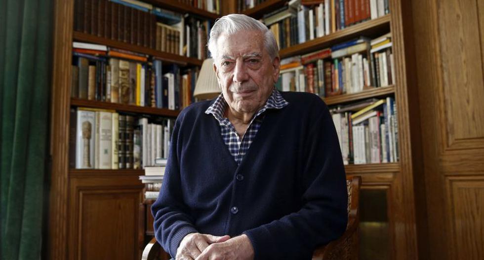 Mario Vargas Llosa durante entrevista en su biblioteca. (Foto: EFE)