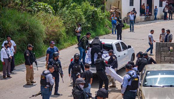 Miembros de la Policía Estatal y de la Fiscalía General del Estado levantan un cadáver junto a una camioneta con impactos de bala hoy, en el municipio de Chenalhó, estado de Chiapas (México). Foto: Carlos López/EFE
