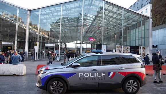 Un carro de la policía está estacionado frente a la estación de tren Gare du Nord después de que dos agentes mataran a un hombre que tenía un cuchillo. (EFE/EPA/IAN LANGSDON).
