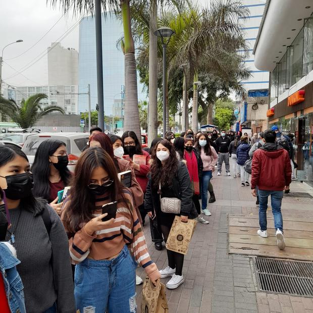 The long line of people that formed for Angie Ocampo's book signing in Lima.  (Credit: Editorial Planeta)