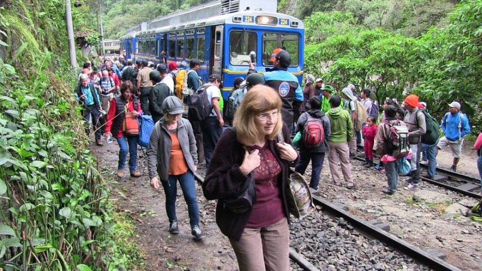 Un grupo de moradores de Cusco protestaron pues, seg&uacute;n denunciaron, la empresa Per&uacute; Rail no les vendi&oacute; boletos en el tren local que los llevara de Ollantaytambo a Machu Picchu.  (Foto: Gobierno Municipal de Machu Picchu / Facebook)