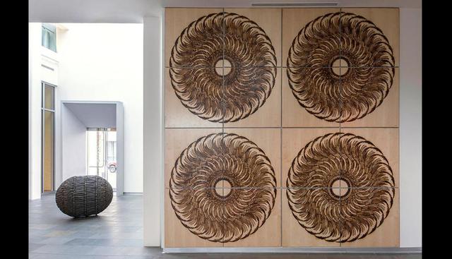 La variedad es algo que destaca en el trabajo de Bisbee, pese a que siempre utiliza el mismo material. Él es capaz de diseñar esculturas con mucho volumen, otras más planas al ras del suelo o instalar una sobre la pared completa de una habitación. (Foto: johnbisbee.com)