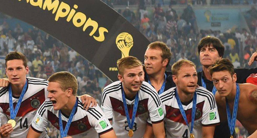 Joachim Löw (arriba a la derecha) posa con el equipo campeón del mundo. (Foto: Getty Images for Sony)