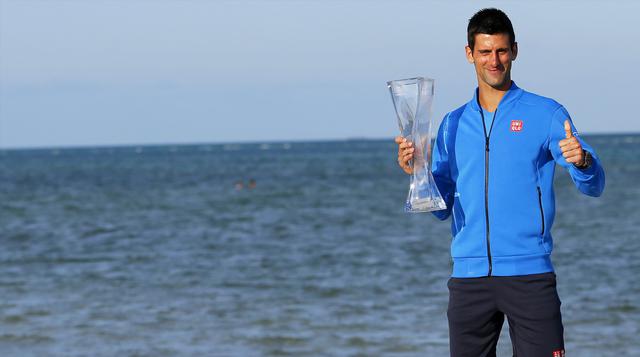 Novak Djokovic celebró en la playa con el trofeo del Miami Open - 7