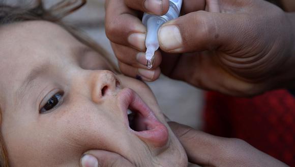 Un niño recibe una vacuna oral contra la polio. (Foto: NOORULLAH SHIRZADA / AFP)