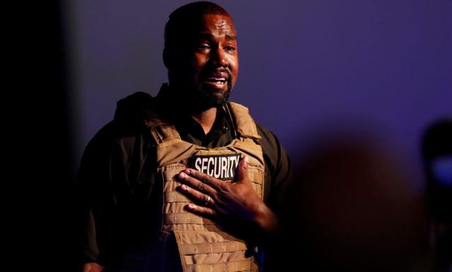 En el primer mitin de su candidatura presidencial de última hora, el rapero Kanye West cargó contra el aborto y la pornografía, discutió sus políticas con los asistentes y en un momento rompió a llorar. (REUTERS/Randall Hill).