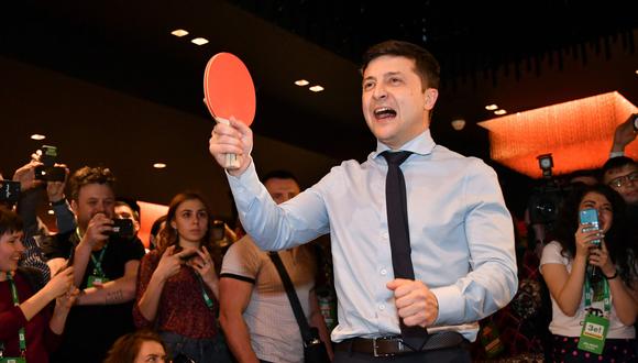 Volodymyr Zelenskiy esperó los resultados de las elecciones del domingo jugando tenis de mesa con un periodista. (AFP)