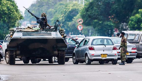 Tanques del ejército recorren la capital de Zimbabue. El presidente Robert Mugabe está detenido. (AFP).