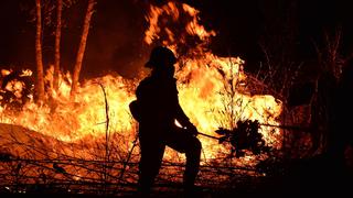 China: Mueren al menos 30 bomberos al intentar apagar un incendio forestal
