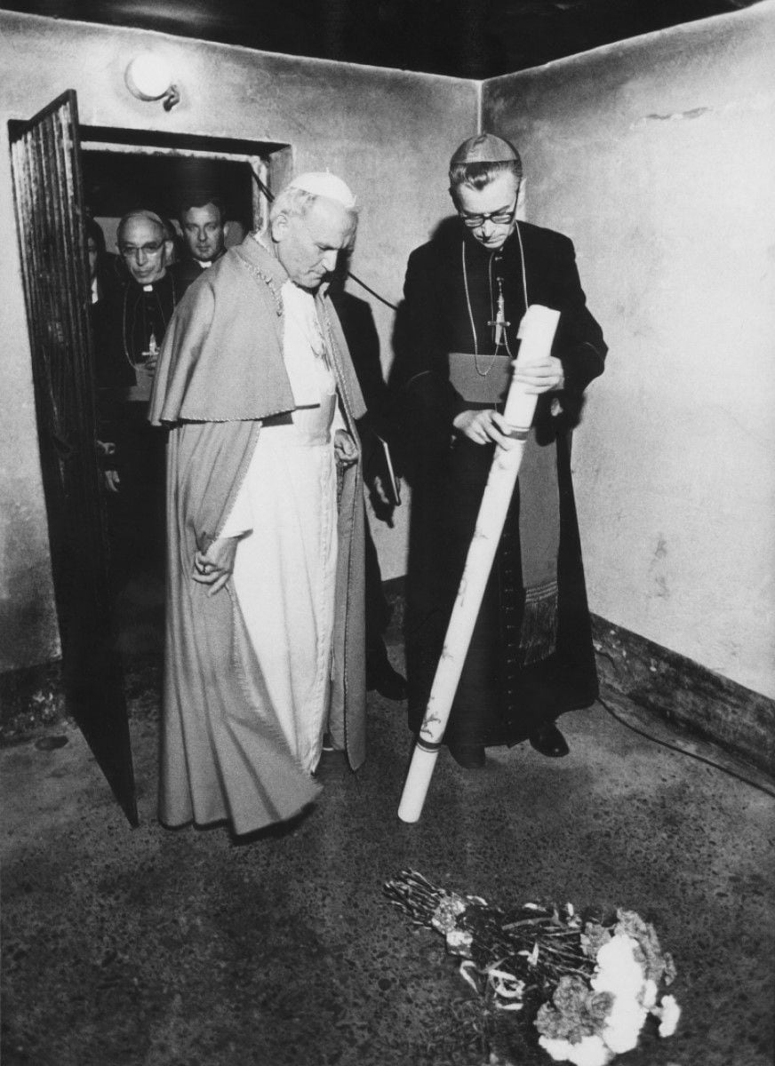 During a pastoral visit to Poland, on June 7, 1979, Pope John Paul II came to the cell where the priest Kolbe was, who was taken prisoner in World War II.  (Photo: AFP Agency)