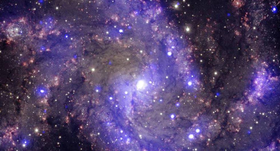 Galaxia Fireworks donde fueron vistos los estallidos de luz de rayos X color azul y verde brillante. (Foto: NASA.gov)