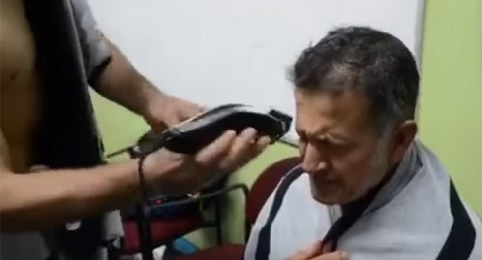 Juan Carlos Osorio perdió el cabello a manos de su delantero Chicharito Hernández (Foto: captura)