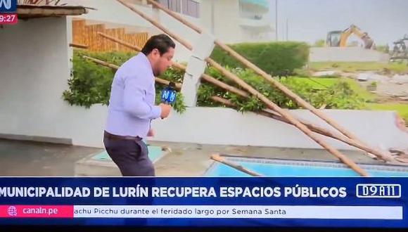 Durante su reporte sobre la recuperación de espacios públicos en el distrito, Eder Hernández cayó y algunas personas en el lugar corrieron para ayudar a que el hombre de prensa se reincorpore.