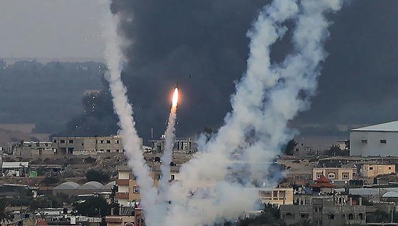 Militantes palestinos disparan cohetes hacia Israel desde Rafah, al sur de la Franja de Gaza, el 11 de octubre de 2023. (Foto de SAID KHATIB / AFP).