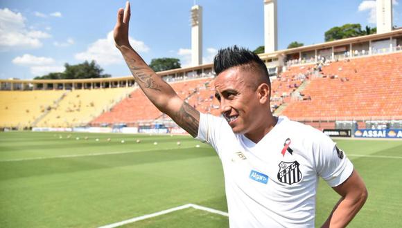 En la previa del juego entre Santos y Mirassol, por la sexta fecha del Campeonato Paulista, Christian Cueva, vestido de blanco, pisó por primera vez la que será su nueva casa por los próximos años. (Foto: Twitter)