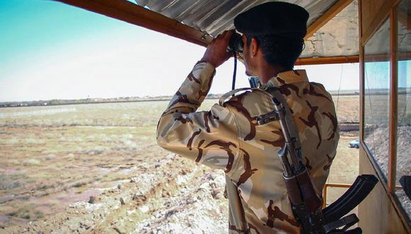 Un agente de la Guardia Fronteriza de Sistán y Beluchistán de Irán, límite con Afganistán, avisora el territorio tras acciones bélicas entre ambas naciones, el 27 de mayo de 2023. (Foto de IRNA)