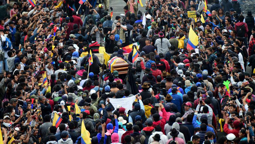 Indígenas llaman a radicalizarse en Ecuador: “Nada de diálogo con un gobierno asesino”. (Foto: AFP).