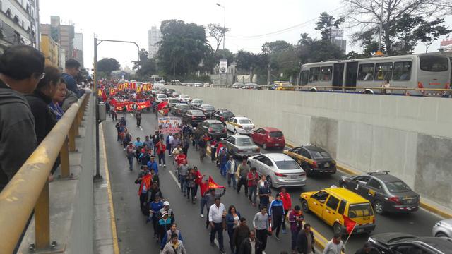 Cuadras 8 y 9 de la avenida Arequipa se encuentra bloqueada por profesores en huelga. (Foto: Óscar Paz / El Comercio)