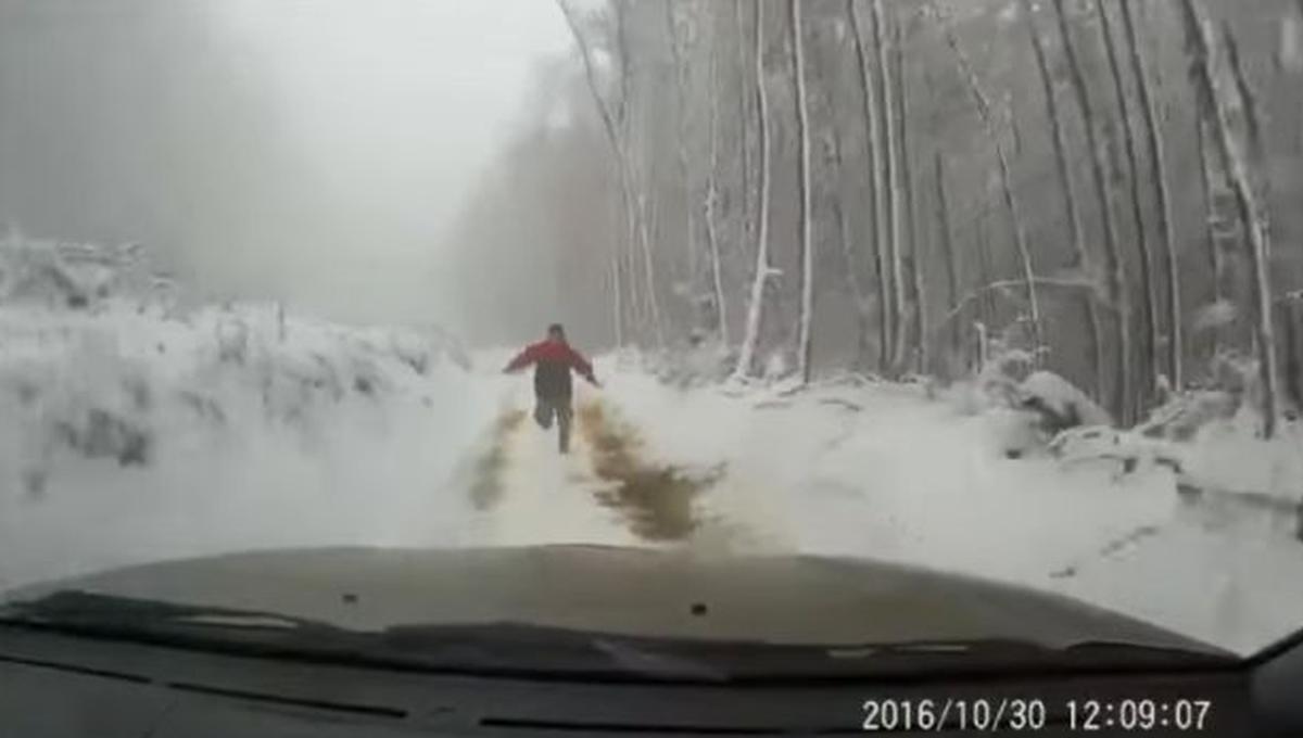 YouTube: olvidó poner el freno de mano y esto ocurrió [VIDEO]