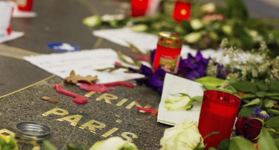 Flores dejadas a las víctimas de los atentados en París (Foto: EFE)