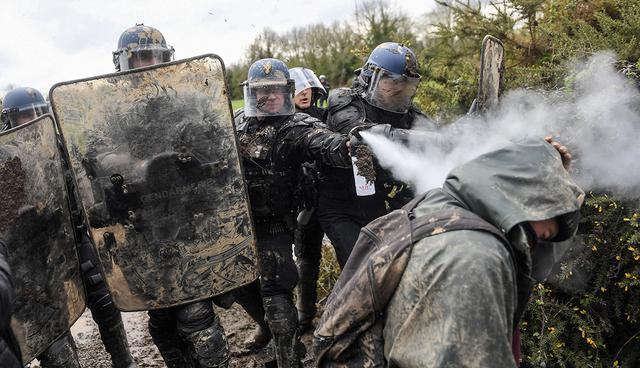 French gendarmes clash with ZAD activists to clear an area known as ZAD (Zone a Defendre - Zone to defend) of environmental protesters occupying the site of what had been a proposed new airport in Notre dame des Landes on April 9, 2018.    / AFP / LOIC VENANCE
