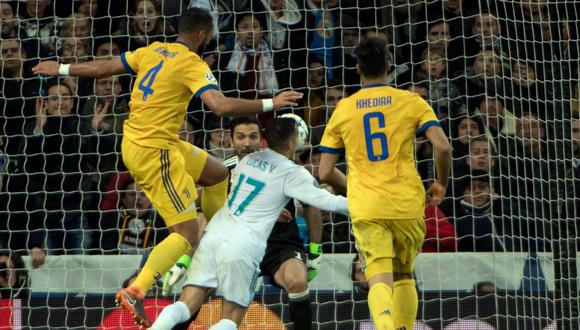 Lucas Vázquez cayó en el área de Juventus, derribado por Benatia, y el árbitro cobró penal a los 94 minutos. (Foto: AFP)
