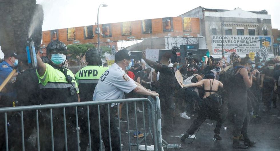 Un oficial de policía rocía a los manifestantes durante una vigilia y una manifestación "No puedo respirar" en Nueva York. (Foto: REUTERS / Brendan McDermid).