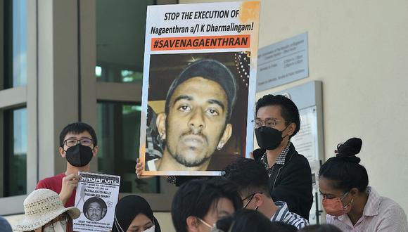 Activistas sostienen carteles en contra de la condena a muerte de Nagaenthran K. Dharmalingam, quien finalmente fue ejecutado el martes en Singapur tras ser hallado culpable de traficar heroína.