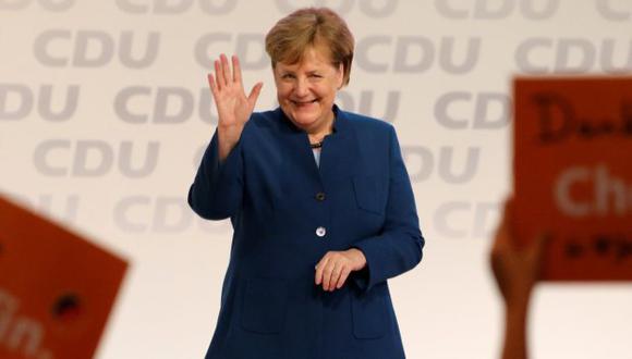 Merkel ha tratado de mantenerse neutral -pese a que se sabe que sus preferencias se inclinan hacia Kramp-Karrenbauer, conocida como AKK. (Foto: EFE)