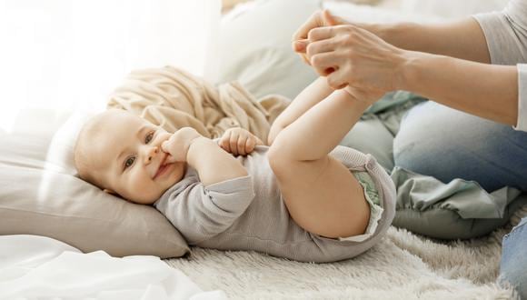 Los ejercicios de estimulación temprana pueden iniciarse después de mes y medio de haber nacido. (Foto: Freepik)