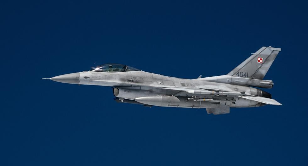 Un caza a reacción F-16 de la Fuerza Aérea de Polonia participa en un ejercicio de la OTAN como parte de la misión de Vigilancia Aérea de la Alianza el 4 de julio de 2023. (Foto de John THYS / AFP).