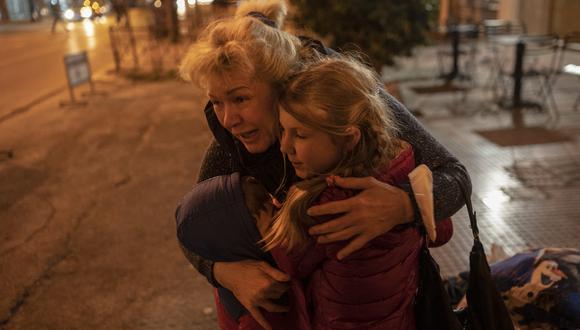 Una refugiada ucraniana de la ciudad portuaria de Odessa, en el Mar Negro, abraza a dos niños cuando llegan a Atenas en autobús. (Foto: Angelos Tzortzinis / AFP)
