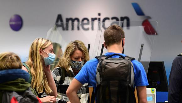 Viajeros en el mostrador de check-in de American Airlines en el Aeropuerto Internacional de Los Ángeles, Estados Unidos, el 1 de octubre de 2020, en medio de la pandemia de coronavirus. (Frederic J. BROWN / AFP).