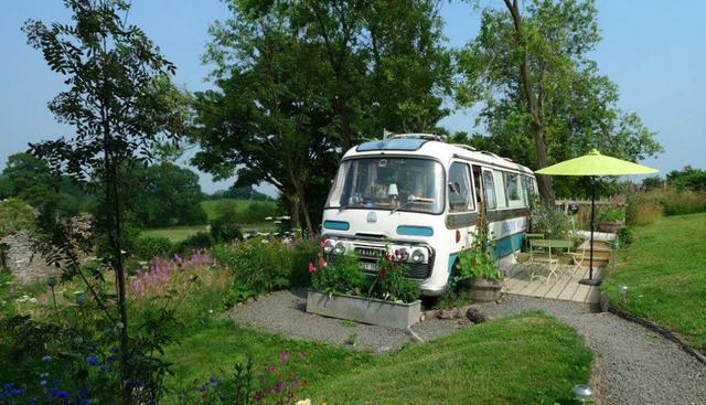Este hospedaje se ubica en la frontera con Gales, en el Reino Unido. De lejos parece una camioneta Bedford de 1968, pero al acercarse descubrirás que su interior guarda un acogedor secreto. (Foto: Facebook Majestic Bus)