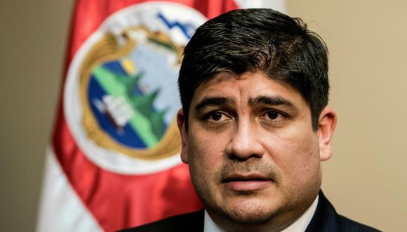 El presidente de Costa Rica, Carlos Alvarado, habla durante una entrevista con AFP en San José, el 23 de septiembre de 2020. (EZEQUIEL BECERRA / AFP).