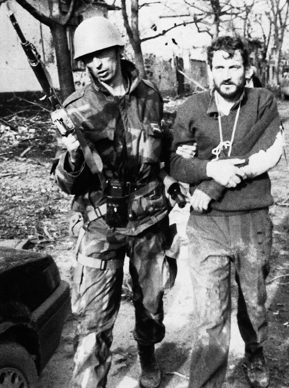 1991. En noviembre de ese año, el ejército serbioyugoslavo sometió a la ciudad croata. Y una de sus primeras acciones fue visitar los hospitales para encontrar a los refugiados serbios. Recuerda la agencia EFE que al menos 300 personas fueron llevadas a una granja en Ovcara, donde fueron golpeadas y asesinadas a tiros. AP