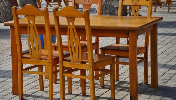 Con listones de madera podrás nivelar las sillas cuyas patas que están flojas. (Foto: Pixabay/GLady)