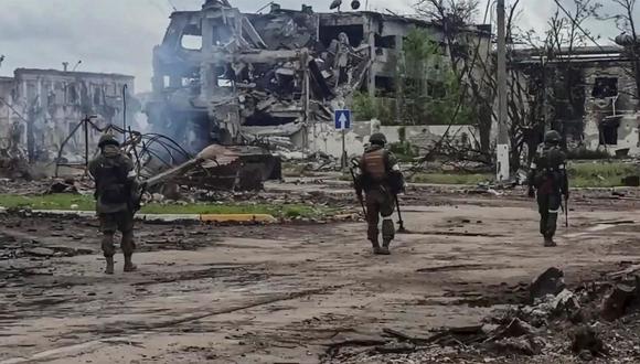 Militares rusos desminando el territorio de la planta de acero Azovstal en Mariupol, Ucrania, el 22 de mayo de 2022. (EFE).