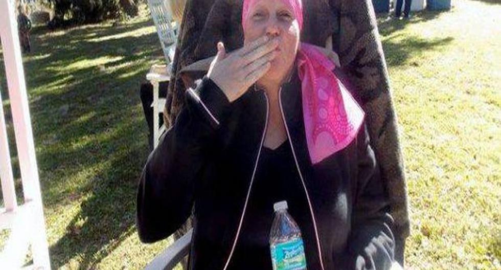 Mujer se rapó el cabello para hacer creer que padecía de cáncer. (Foto: Facebook)