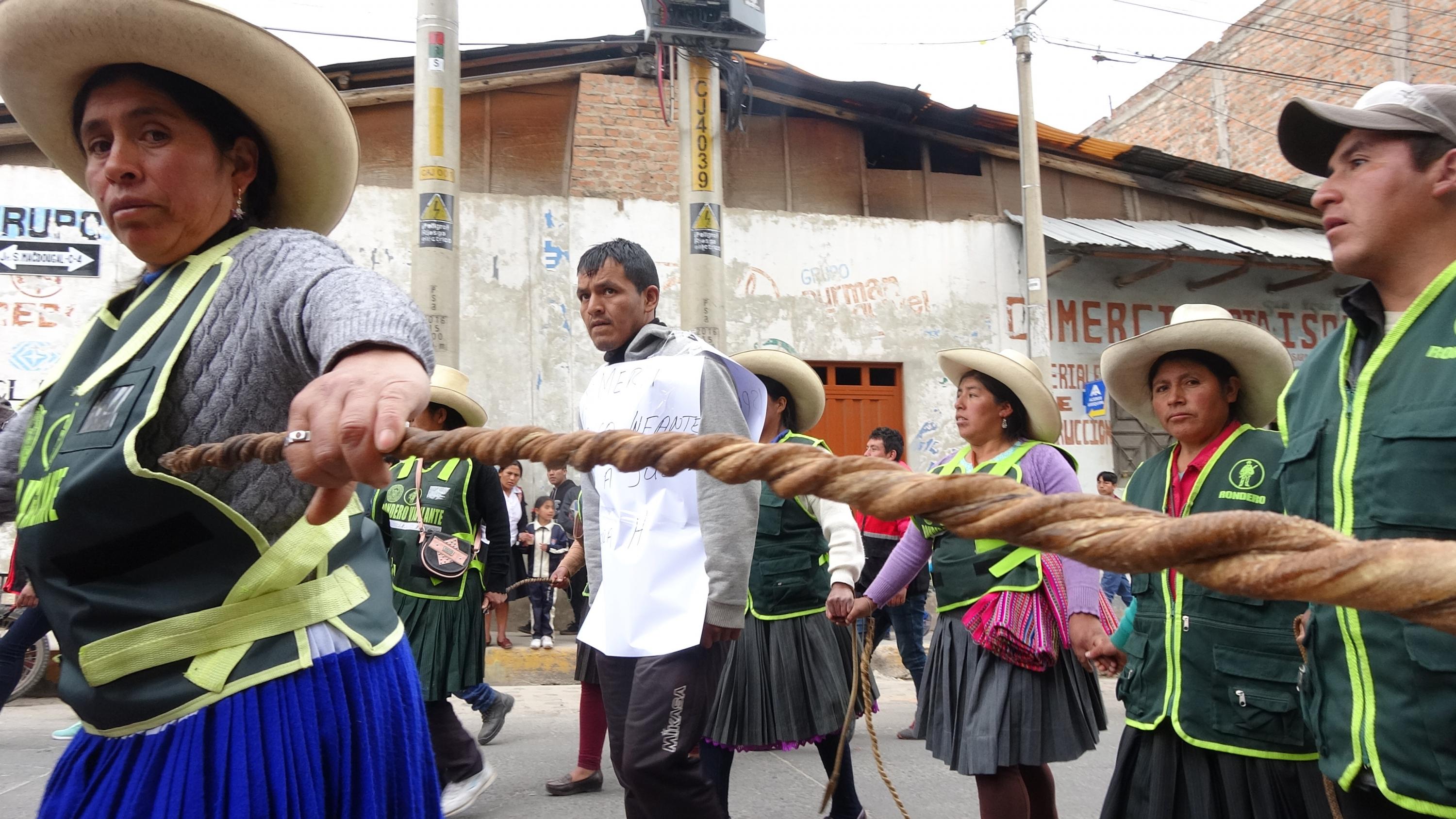 Cajamarca: ronderos entregan a la policía a sujeto acusado de matar a una mujer