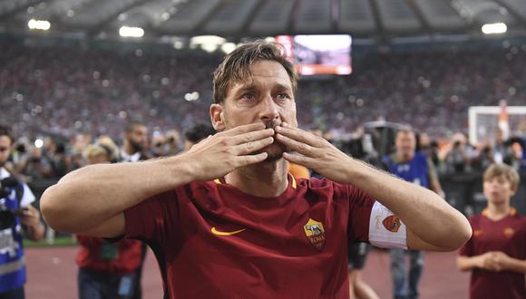 Francesco Totti buscaba que su despedida con la Roma tuviera un toque de romanticismo para sus fanáticos. Esta era la insólita idea que planeaba realizar. (Foto: AFP)