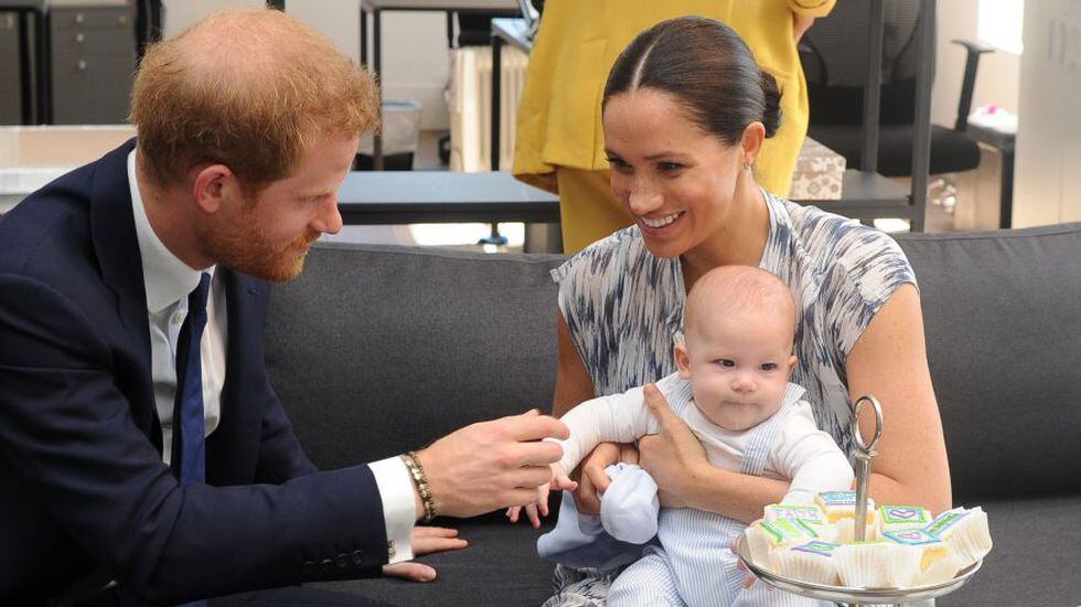 El príncipe Harry y su esposa Meghan sostienen a su hijo Archie cuando se encuentran con el arzobispo Desmond Tutu. Imagen de archivo del 25 de setiembre de 2019. (Foto: AFP)